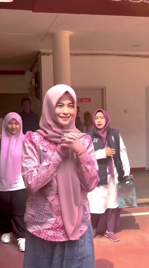 9 Potret Jihan Fahira sambangi warga saat reses anggota DPD, penampilannya dipuji karena bersahaja pol