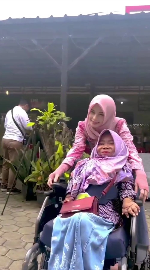 9 Potret Jihan Fahira sambangi warga saat reses anggota DPD, penampilannya dipuji karena bersahaja pol