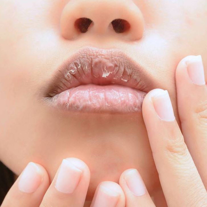 10 Cara scrub bibir alami yang murah meriah, bikin bibir lembut dan cerah tanpa ribet
