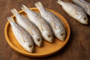 Amankah makan ikan asin setiap hari? Kenali batas aman, bahaya formalin, dan cara cerdas menikmatinya