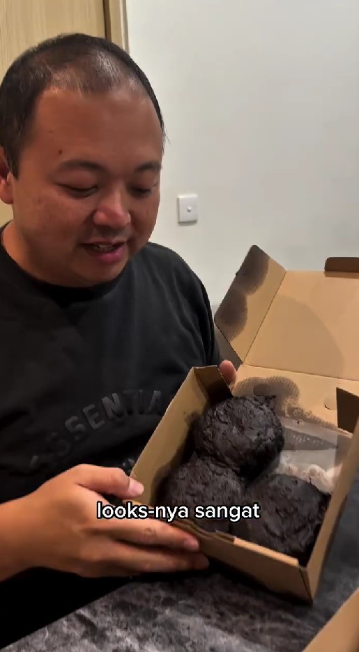 Cicipi donat viral Pinkan Mambo, Codeblu beri review menohok, banyak rembesan minyak