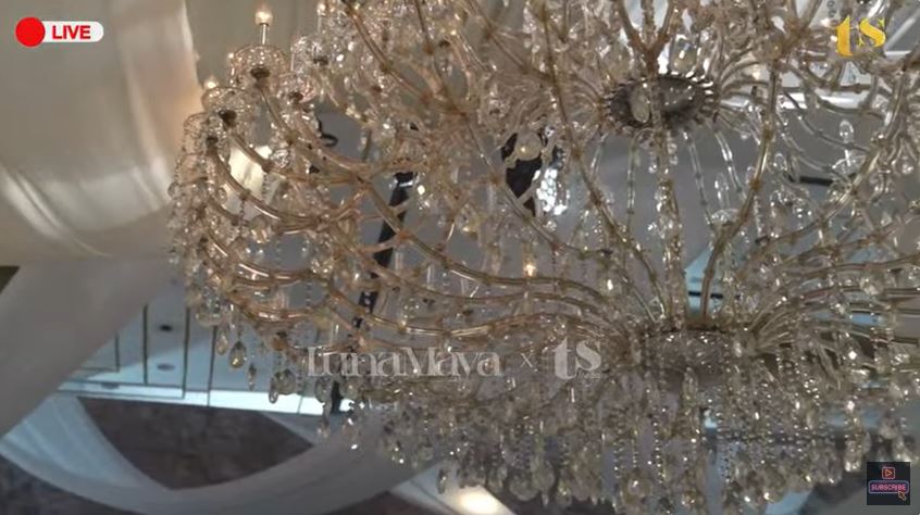 8 Potret detail dekorasi resepsi Luna Maya dan Maxime Bouttier di Jakarta, unik dengan hiasan bulan