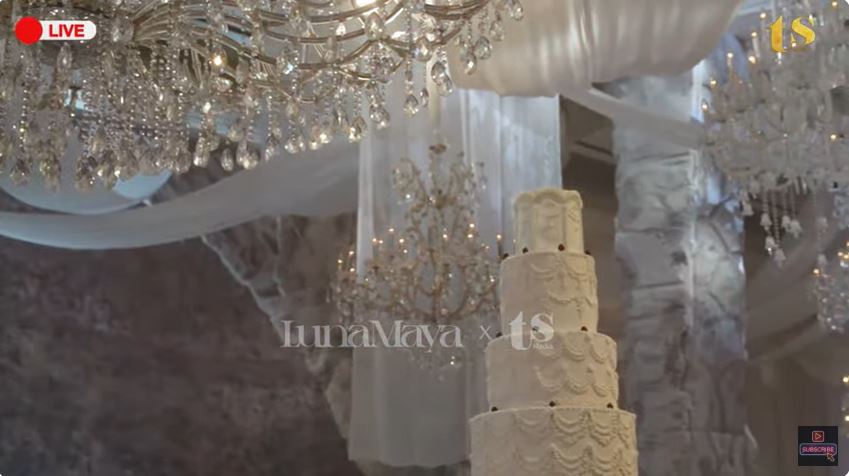 8 Potret detail dekorasi resepsi Luna Maya dan Maxime Bouttier di Jakarta, unik dengan hiasan bulan