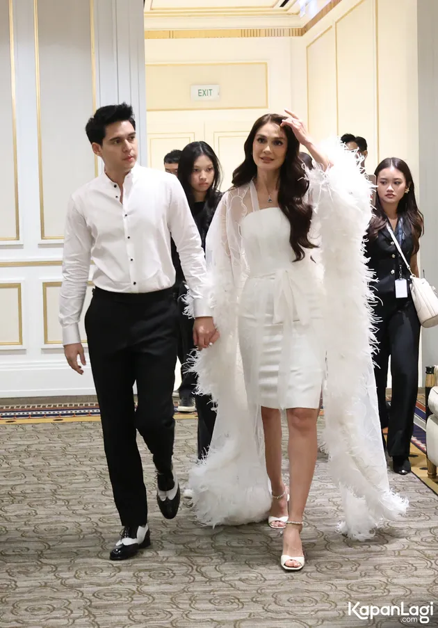 9 Potret detail penampilan Luna Maya di acara resepsi pernikahan Jakarta, elegan dengan dress silver