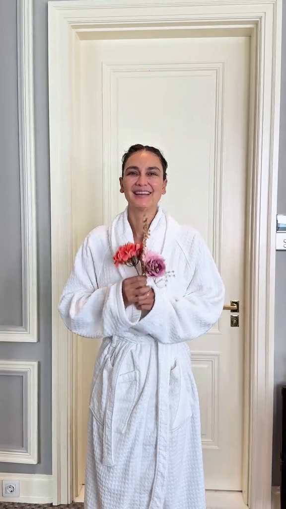 9 Potret detail penampilan Luna Maya di acara resepsi pernikahan Jakarta, elegan dengan dress silver