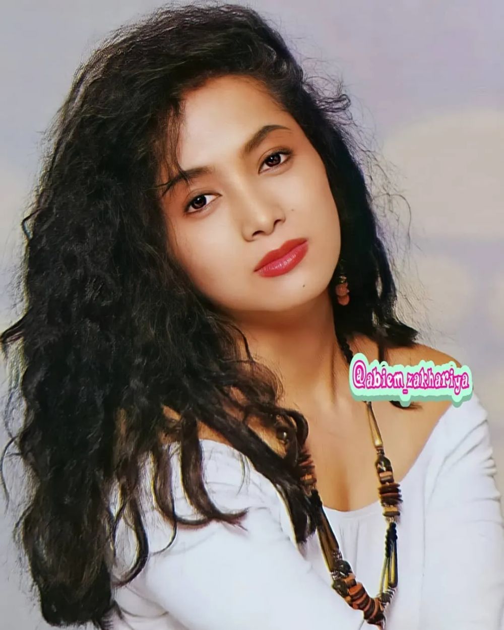 Model iklan kamera ini ternyata ibu sambung dari aktor top Tanah Air, intip 9 potret lawasnya