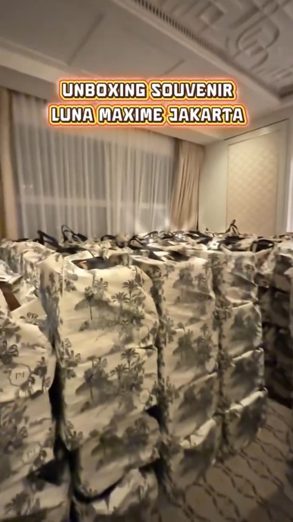 Suvenir antimainstream dari Luna dan Maxime saat resepsi di Jakarta, beratnya 3 kg, ini 9 potretnya