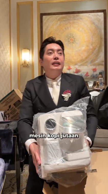 Suvenir antimainstream dari Luna dan Maxime saat resepsi di Jakarta, beratnya 3 kg, ini 9 potretnya