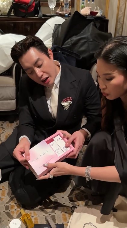 Suvenir antimainstream dari Luna dan Maxime saat resepsi di Jakarta, beratnya 3 kg, ini 9 potretnya