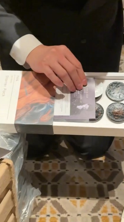 Suvenir antimainstream dari Luna dan Maxime saat resepsi di Jakarta, beratnya 3 kg, ini 9 potretnya