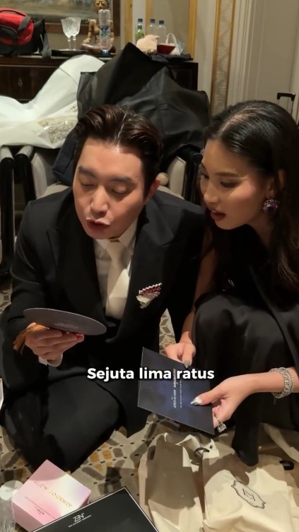 Suvenir antimainstream dari Luna dan Maxime saat resepsi di Jakarta, beratnya 3 kg, ini 9 potretnya