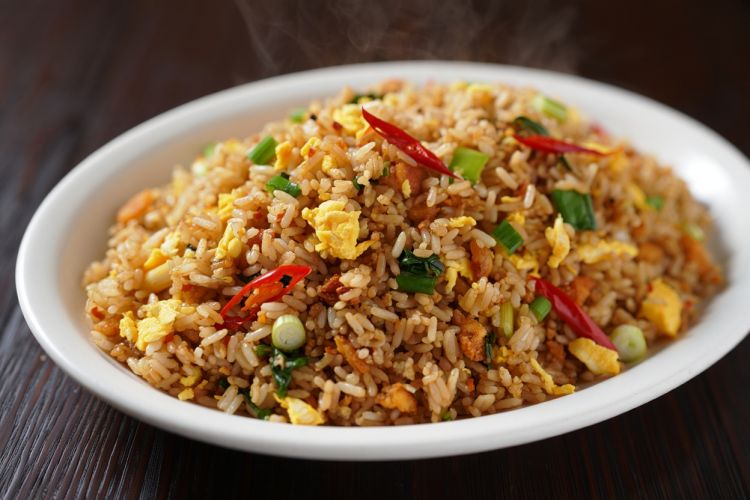 Nyesel baru tahu, ternyata begini cara bikin nasi goreng ikan asin biar wangi 'wok hei' ala restoran