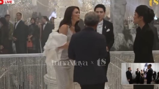 7 Potret Rocky Gerung kondangan di resepsi Luna Maya - Maxime, cewek yang digandengnya bikin penasaran