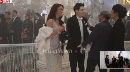 7 Potret Rocky Gerung kondangan di resepsi Luna Maya - Maxime, cewek yang digandengnya bikin penasaran