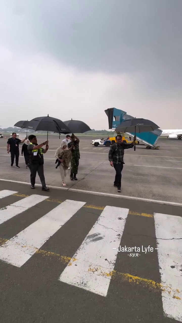 9 Momen Syahrini dan Reino Barack pulang ke Indonesia usai punya anak, naik jet pribadi dan dikawal