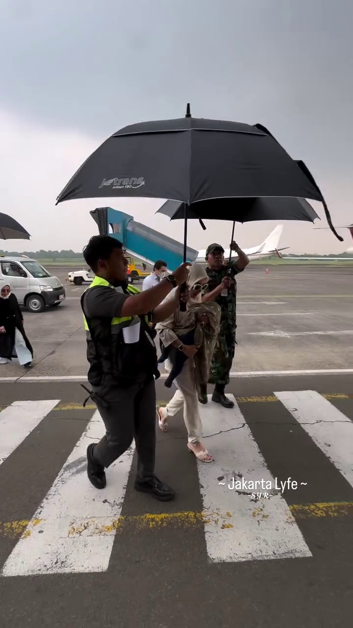 9 Momen Syahrini dan Reino Barack pulang ke Indonesia usai punya anak, naik jet pribadi dan dikawal