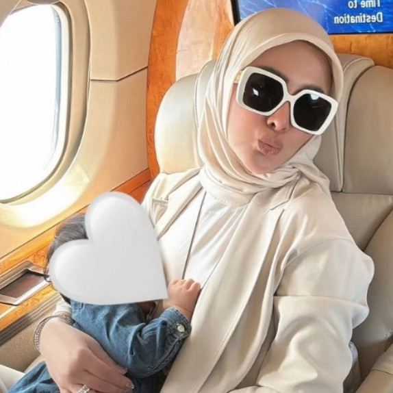 9 Momen Syahrini dan Reino Barack pulang ke Indonesia usai punya anak, naik jet pribadi dan dikawal