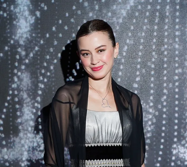 9 Potret Kimberly Ryder tampil elegan di acara resepsi Luna Maya pakai dress vintage, ada sejarahnya