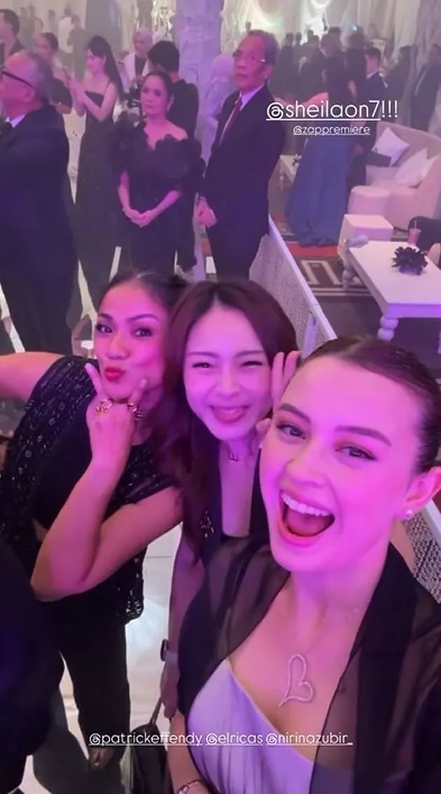 9 Potret Kimberly Ryder tampil elegan di acara resepsi Luna Maya pakai dress vintage, ada sejarahnya