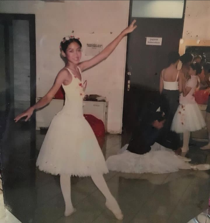 Dari penari balet jadi vokalis band, intip 11 potret lawas Widy Vierratale yang kini makin cantik