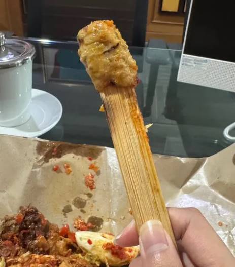 7 Momen apes saat beli sate, ekspektasi bikin laper tapi realita bikin ngelus dada