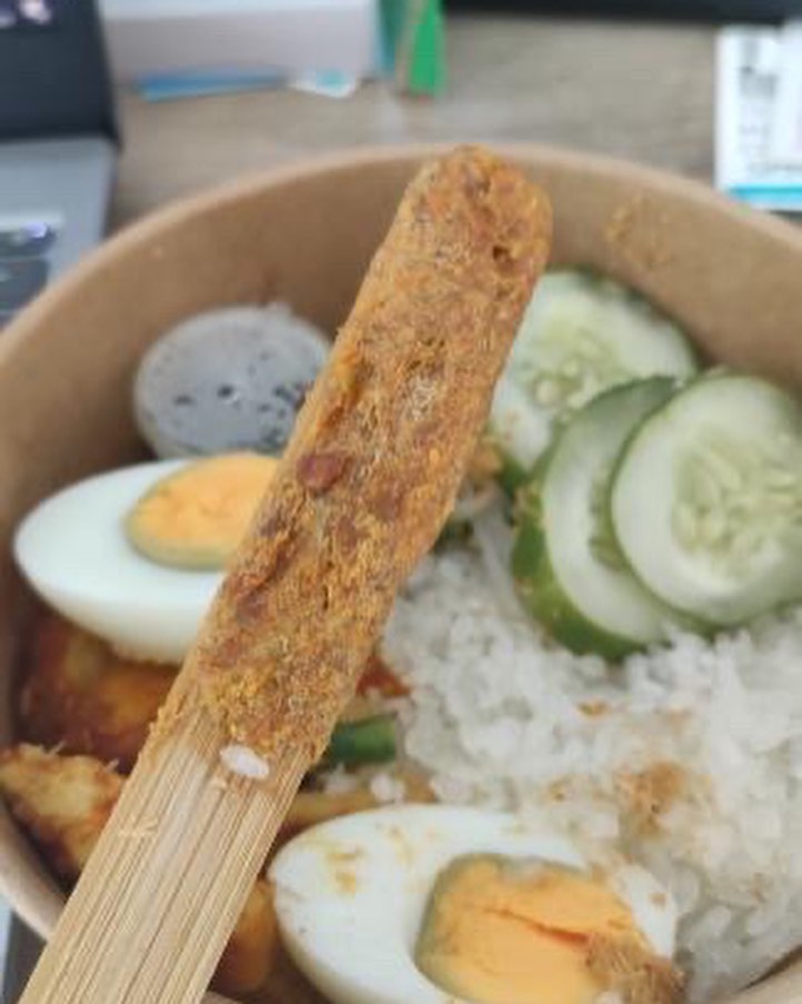 7 Momen apes saat beli sate, ekspektasi bikin laper tapi realita bikin ngelus dada