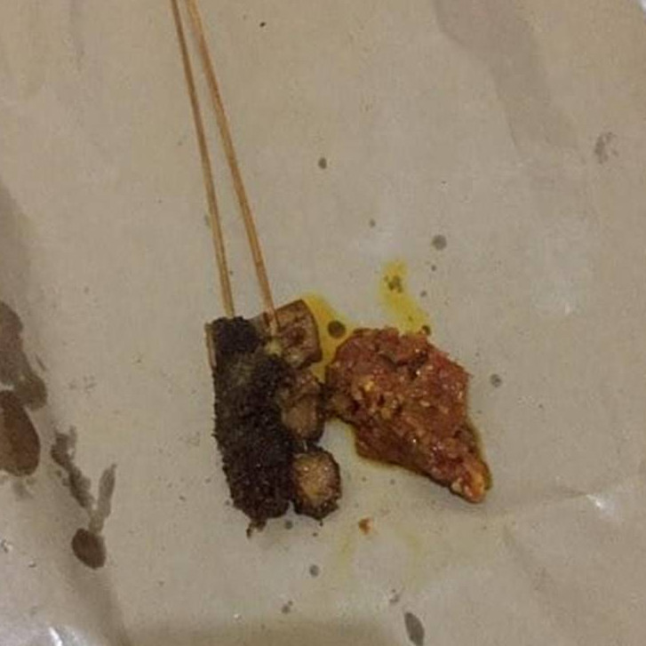 7 Momen apes saat beli sate, ekspektasi bikin laper tapi realita bikin ngelus dada