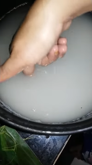 Cara membuat lontong daun pisang sempurna, tanpa direbus dan dijamin hemat gas