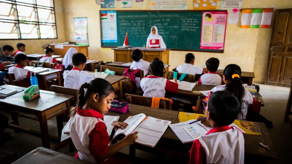 50 Contoh kata keterangan tempat, waktu, dan cara, lengkap dengan penjelasannya