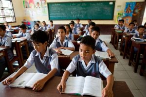 50 Contoh kata keterangan tempat, waktu, dan cara, lengkap dengan penjelasannya