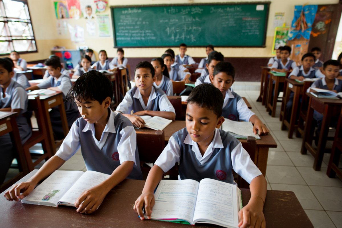 50 Contoh kata keterangan tempat, waktu, dan cara, lengkap dengan penjelasannya