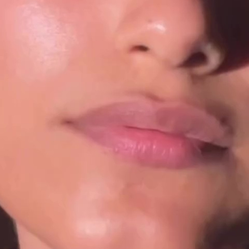 Tak perlu racikan bahan, ini cara simpel bikin bibir hitam jadi merah alami pakai 1 jenis buah