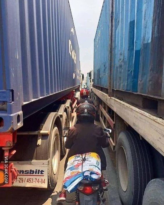 8 Momen lucu bikin panik ini deg-deg kannya berasa banget, salah satunya ketemu polisi di jalan