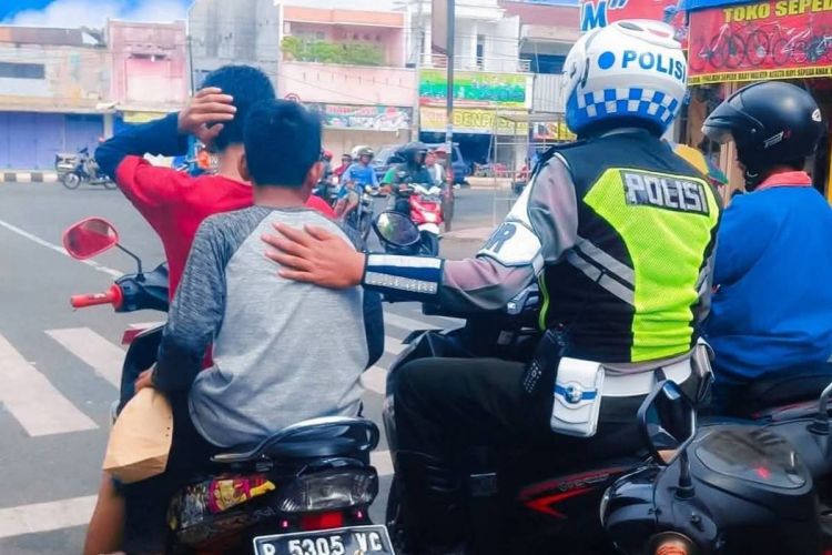 8 Momen lucu bikin panik ini deg-deg kannya berasa banget, salah satunya ketemu polisi di jalan