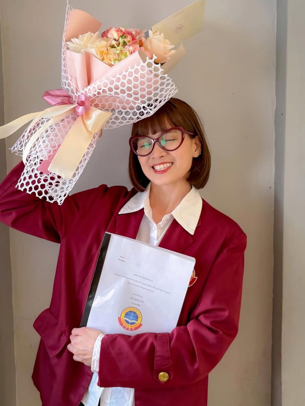 9 Potret Chika Jessica kerjakan skripsi, perjuangannya raih gelar sarjana di usia 37 tahun bikin haru