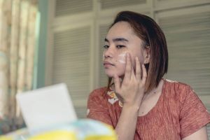 Amankah mencampur dua jenis sunscreen demi perlindungan wajah maksimal? Ini penjelasannya menurut ahli