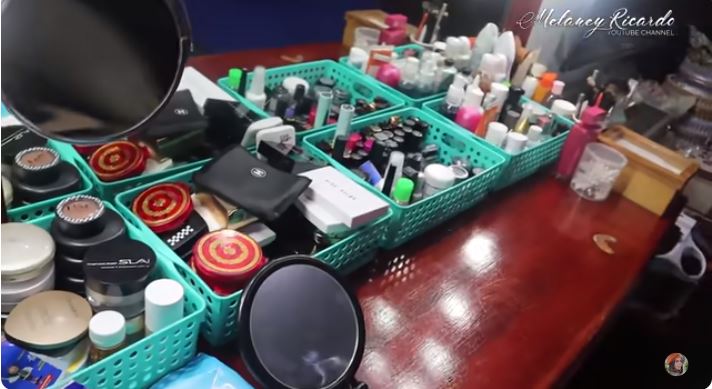 Berkarier dari 80-an huni rumah sederhana, 11 foto kamar tidur Mpok Atiek, ada makeup harga Rp20 ribu