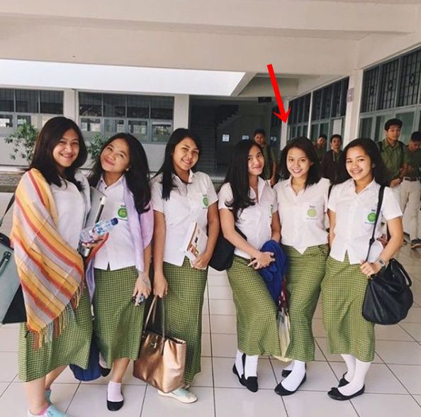 Nggak jaim pose alay, begini potret lawas 9 penyanyi cantik bareng geng SMA