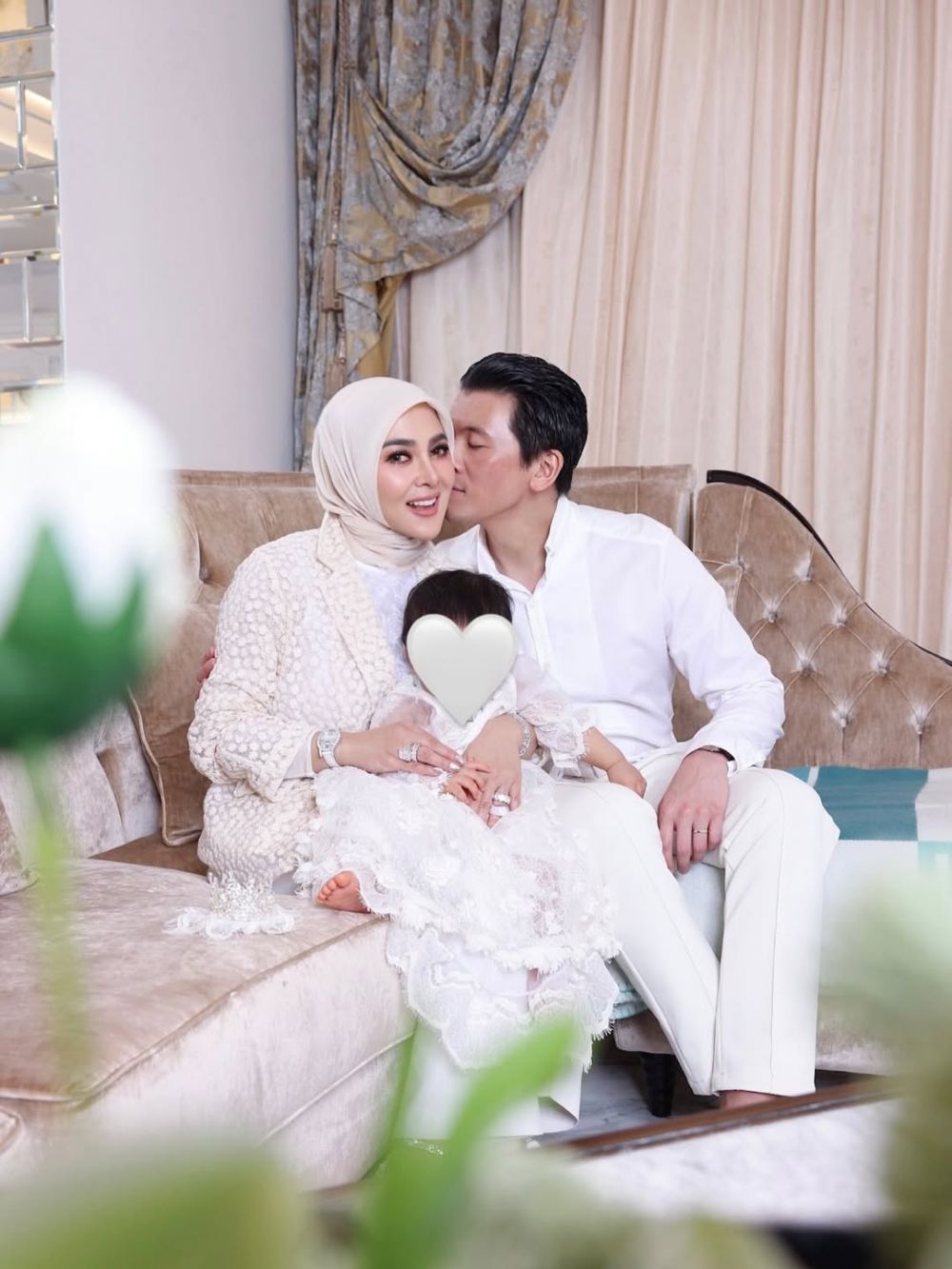 9 Potret Syahrini rayakan ulang tahun ke-45 bersama baby Lily, simpel dengan keluarga kecil