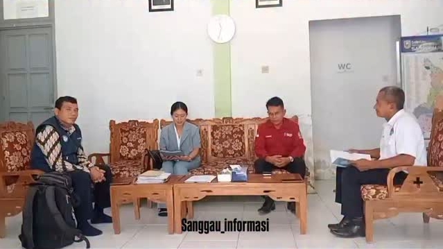 Sekolah rusak tak kunjung diperbaiki, wali murid dan guru SDN 25 Bonti gotong royong buat meja kursi