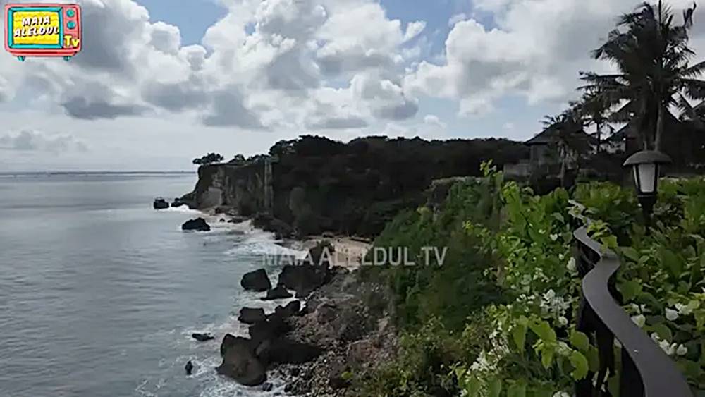 7 Potret taman belakang dan kolam renang vila mewah Maia Estianty di Bali, viewnya langsung laut