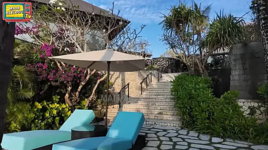 7 Potret taman belakang dan kolam renang vila mewah Maia Estianty di Bali, viewnya langsung laut