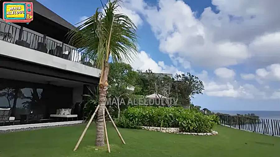 7 Potret taman belakang dan kolam renang vila mewah Maia Estianty di Bali, viewnya langsung laut