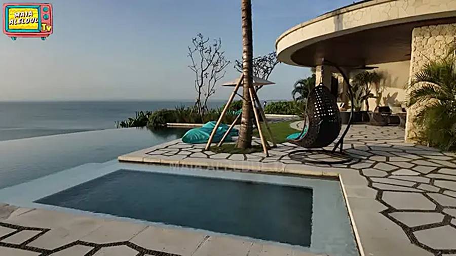 7 Potret taman belakang dan kolam renang vila mewah Maia Estianty di Bali, viewnya langsung laut