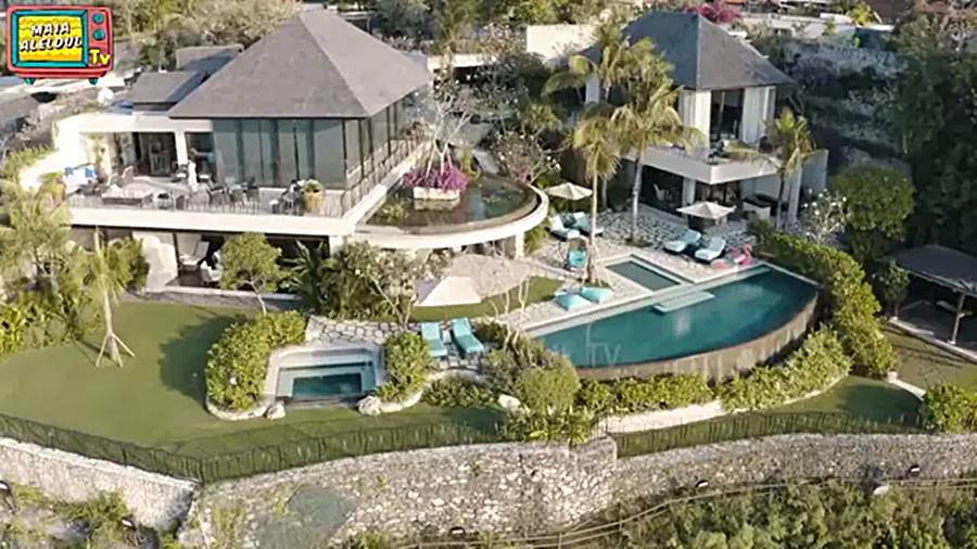 7 Potret taman belakang dan kolam renang vila mewah Maia Estianty di Bali, viewnya langsung laut