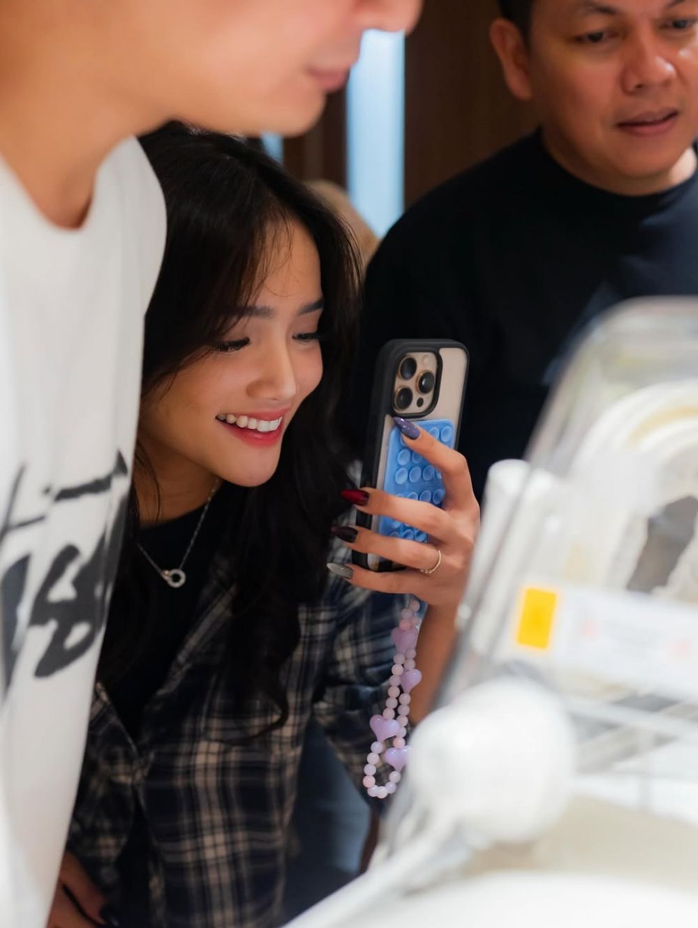 9 Potret Fuji dan Rachel Vennya kunjungi Erika Carlina usai melahirkan, rambut baby Andrew buat salfok