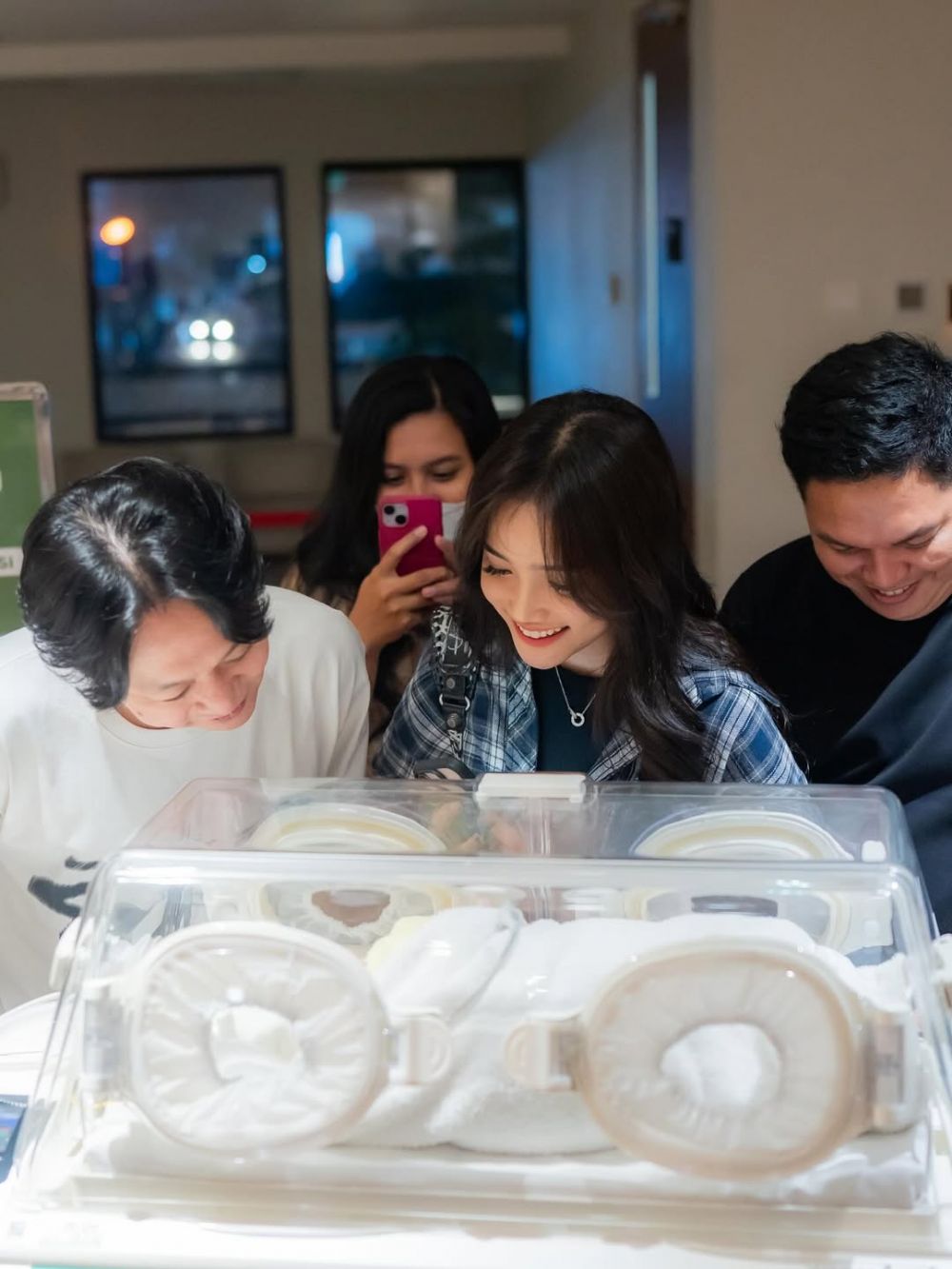 9 Potret Fuji dan Rachel Vennya kunjungi Erika Carlina usai melahirkan, rambut baby Andrew buat salfok
