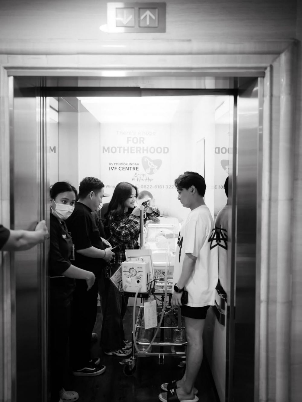 9 Potret Fuji dan Rachel Vennya kunjungi Erika Carlina usai melahirkan, rambut baby Andrew buat salfok