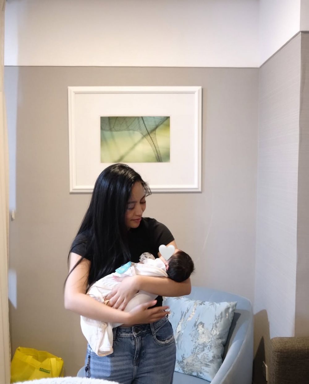 9 Potret Fuji dan Rachel Vennya kunjungi Erika Carlina usai melahirkan, rambut baby Andrew buat salfok