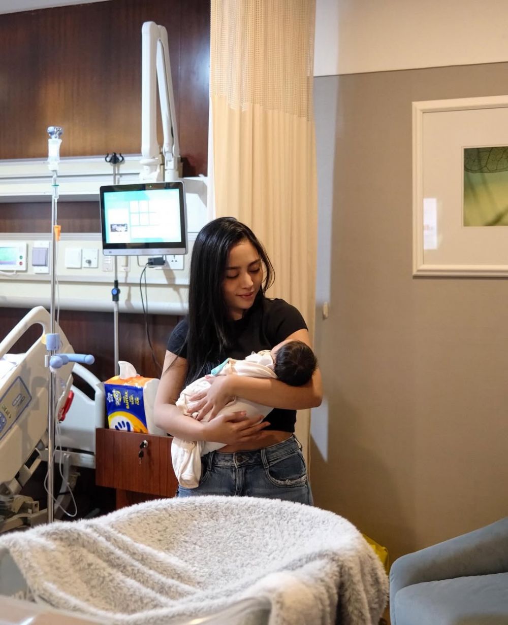 9 Potret Fuji dan Rachel Vennya kunjungi Erika Carlina usai melahirkan, rambut baby Andrew buat salfok